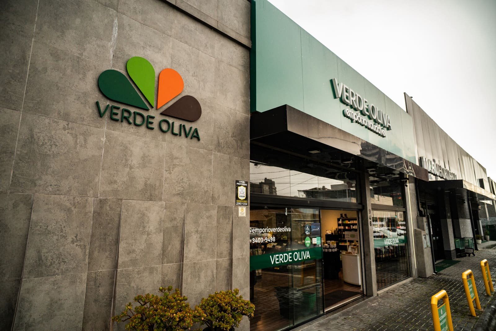 Fachada da loja Verde Oliva